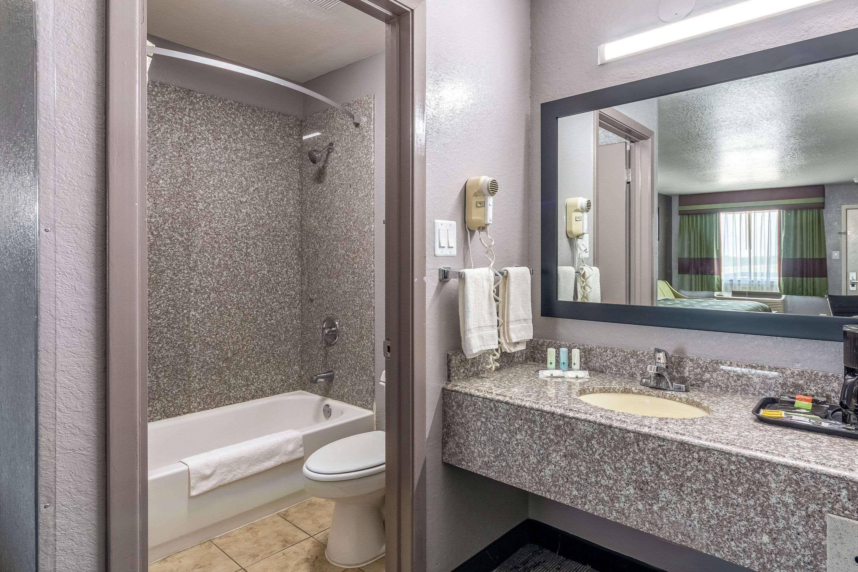 Quality Inn I-10 East Near Frost Bank Center San Antonio Extérieur photo